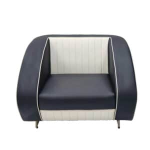 Sillón tipo bañera Harlow de estilo retro-moderno: asiento tipo lounge en piel sintética azul marino y blanca con patas cónicas cromadas.