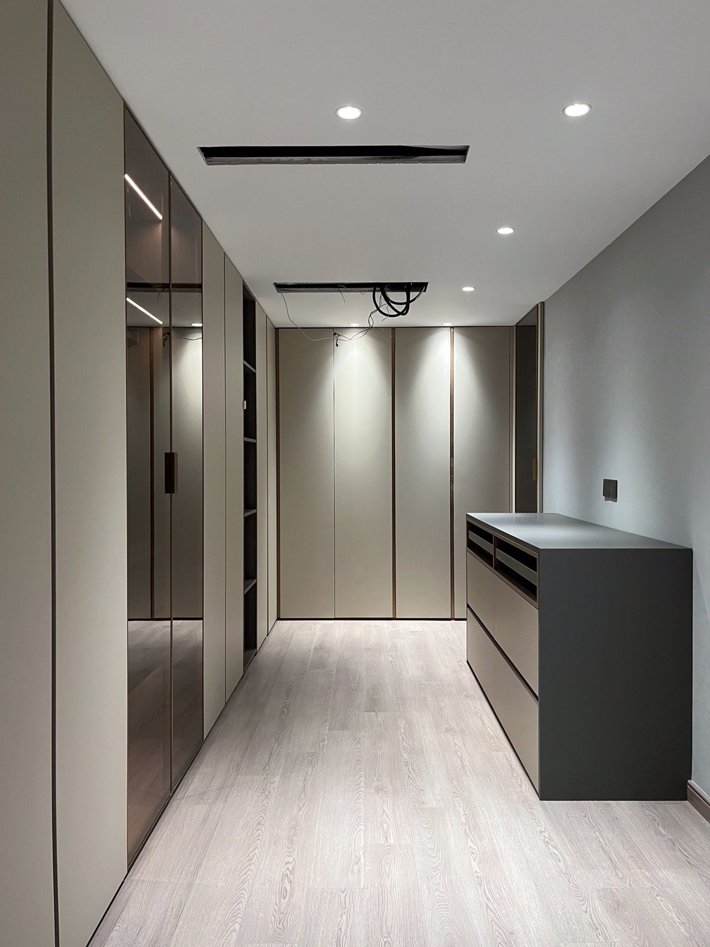 Suite Zenith Bespoke Walk-In Gallery: vestidor en forma de L de suelo a ...
