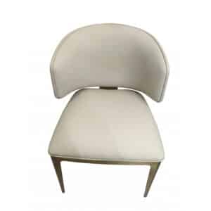Silla de comedor Celeste Wave-Back – Piel vegana color alabastro con respaldo de textura ondulada y estructura de latón cepillado color champán.