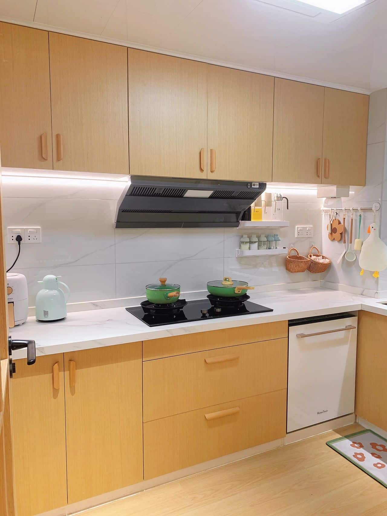 Zenith Nordic Honey Modern Kitchen Suite – Natural Oak Grain Cabinetry with Integrated Under-Cabinet Lighting & Ergonomic Wood-Tone Pulls