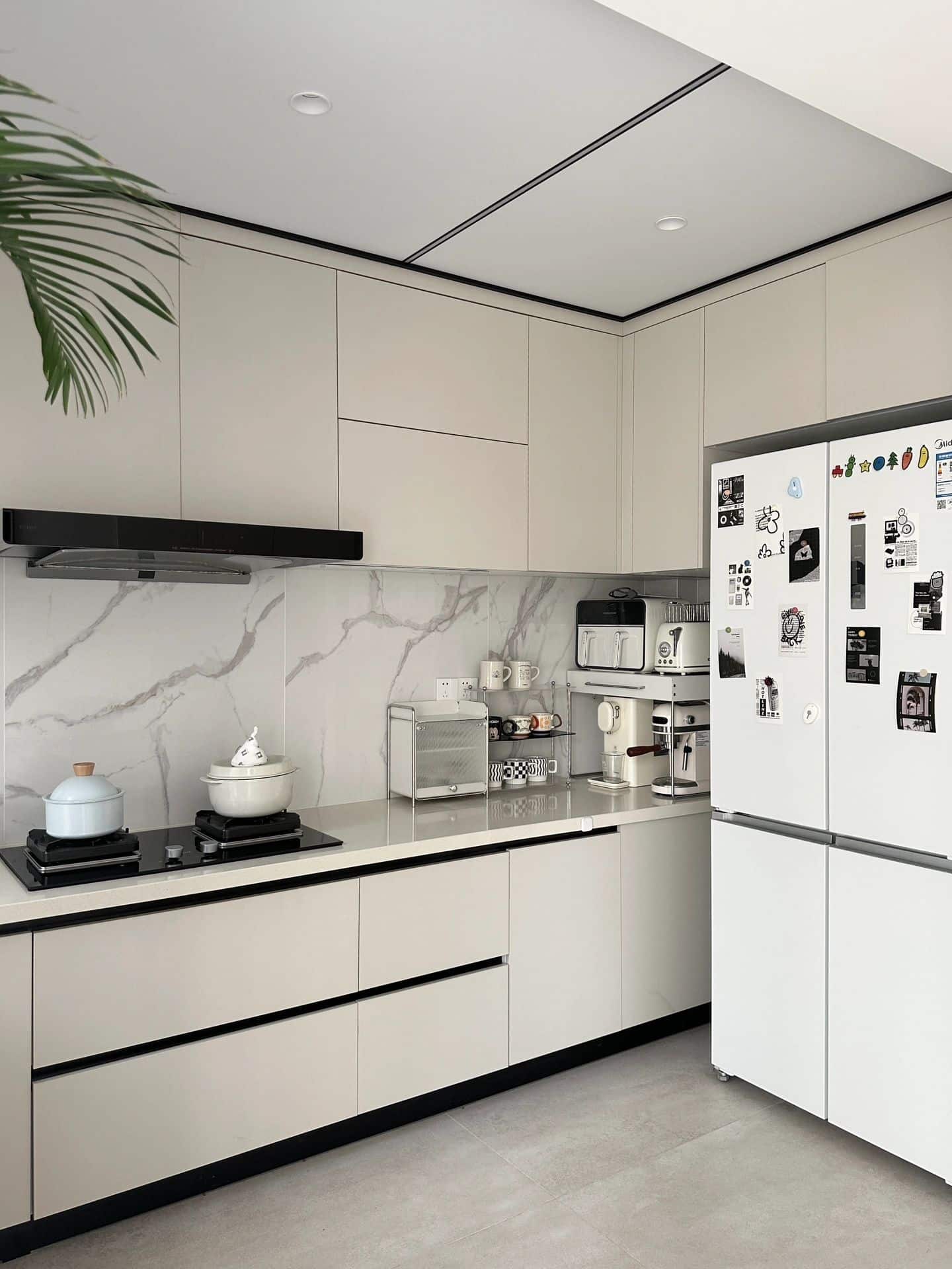 Zenith Arctic Silk Modern Kitchen Suite – Handleless Matte Cream Cabinetry with Integrated Quartz Surfaces & Professional Ergonomic Engineering
