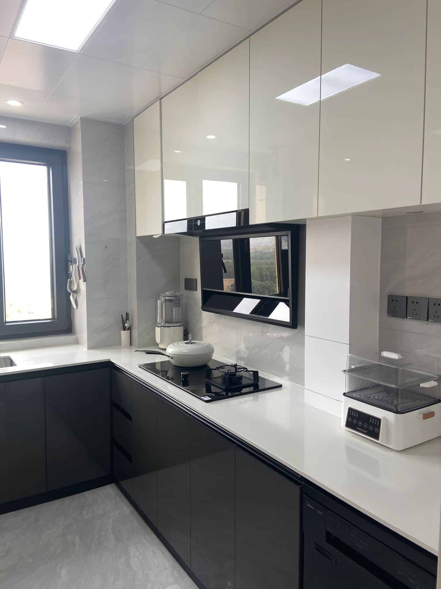 Zenith "Obsidian & Frost" Modern Kitchen Suite – High-Gloss Dual-Tone Cabinetry with Seamless Quartz Surfaces & Integrated Appliance Hub