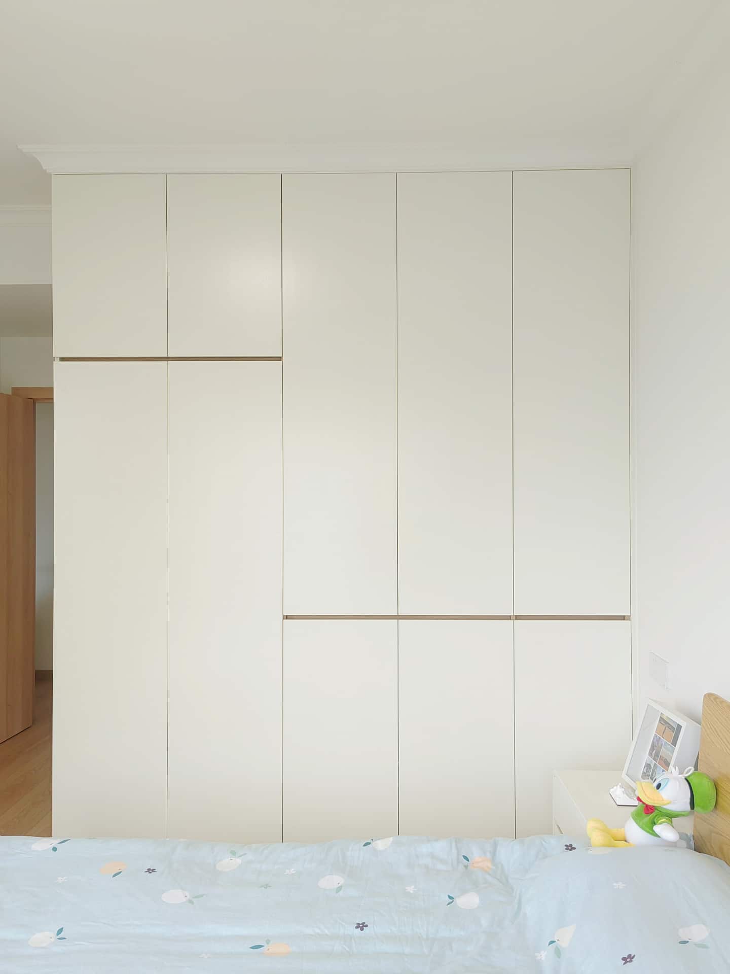 Zenith Bespoke Full-Wall Wardrobe – Handleless Floor-to-Ceiling Closet with Interlocking Staggered Door Design & Internal Organizers