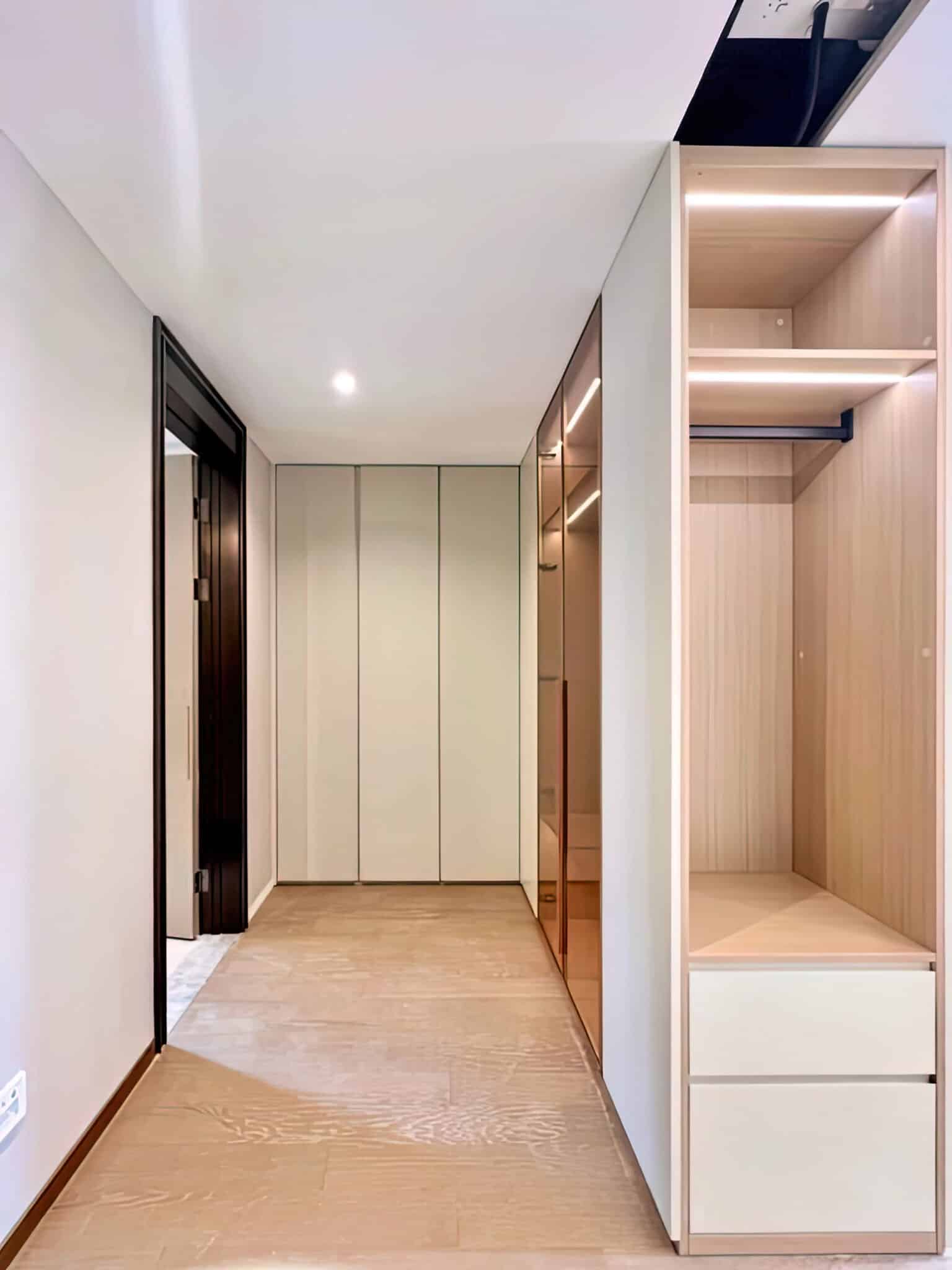 Zenith Bespoke Walk-In Gallery Suite – L-Shaped Floor-to-Ceiling Wardrobe with Amber-Tinted Glass & Smart LED Interior