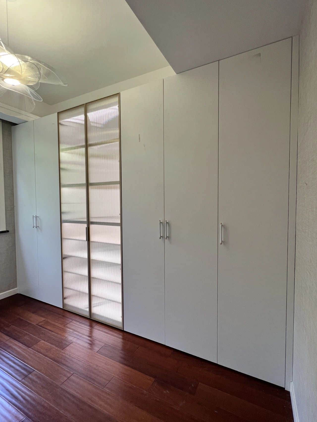 Zenith Bespoke Floor-to-Ceiling Wardrobe – Matte White Suite with Integrated Fluted Glass Showcase & Slim-Profile Hardware