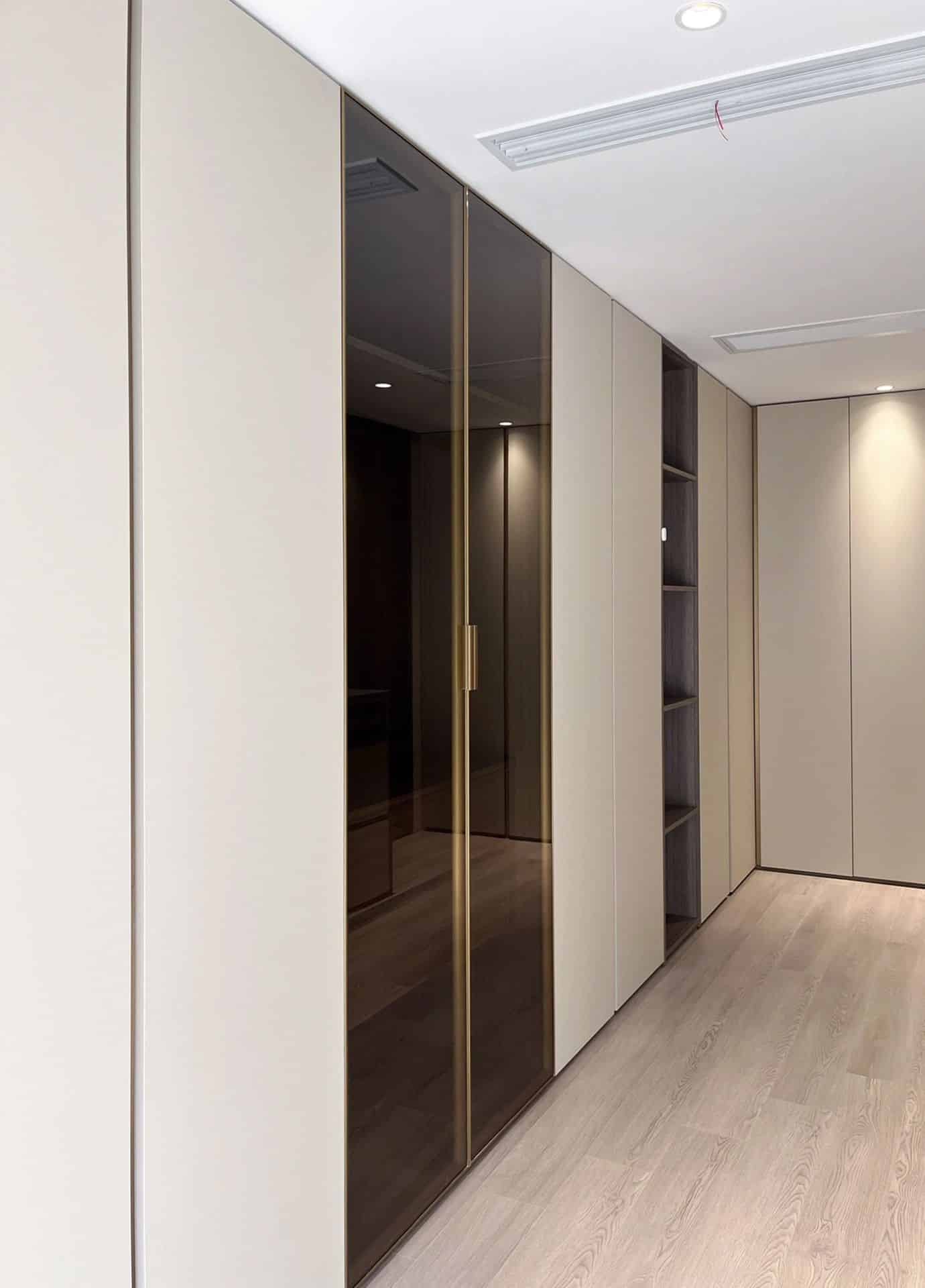 Zenith Bespoke Walk-In Gallery Suite – L-Shaped Floor-to-Ceiling Wardrobe with Smoked Glass Showcase & Integrated Island Console